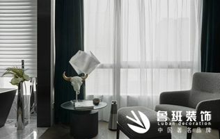 選擇和設(shè)計(jì)家居燈光時不宜太五顏六色