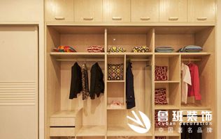 定制衣柜板材的板材里實(shí)木顆粒板、實(shí)木、密度板到底選哪種好？定制衣柜會(huì)遇到哪些貓膩？看這篇